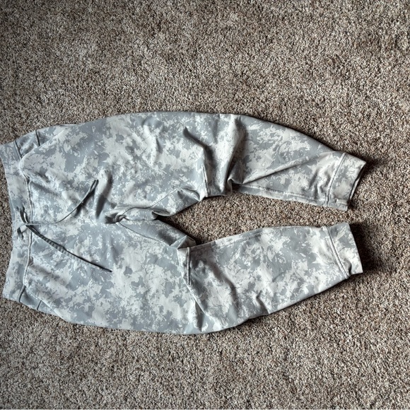 Lululemon Camouflage Jogger Pants. Size large. - Picture 3 of 3